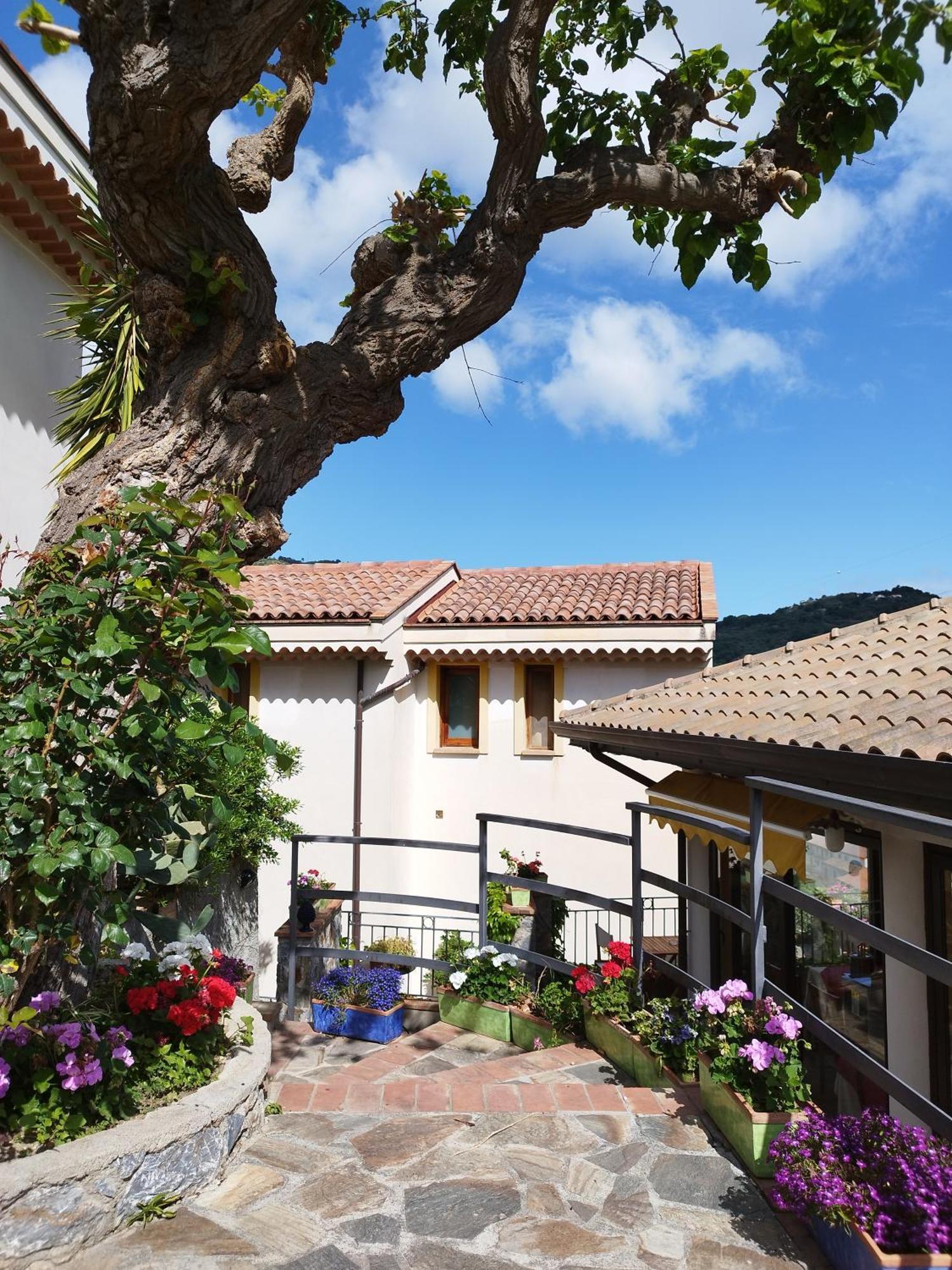 Borgo San Francesco Hotel Gioiosa Marea Bagian luar foto