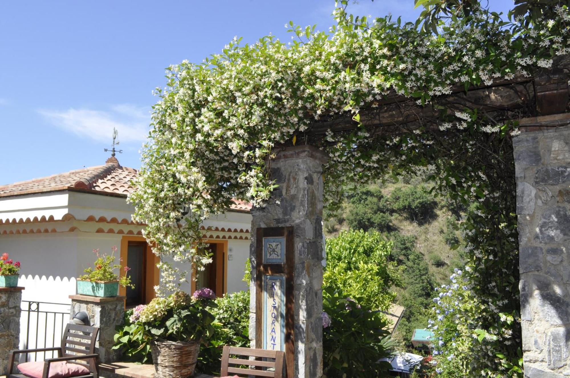 Borgo San Francesco Hotel Gioiosa Marea Bagian luar foto
